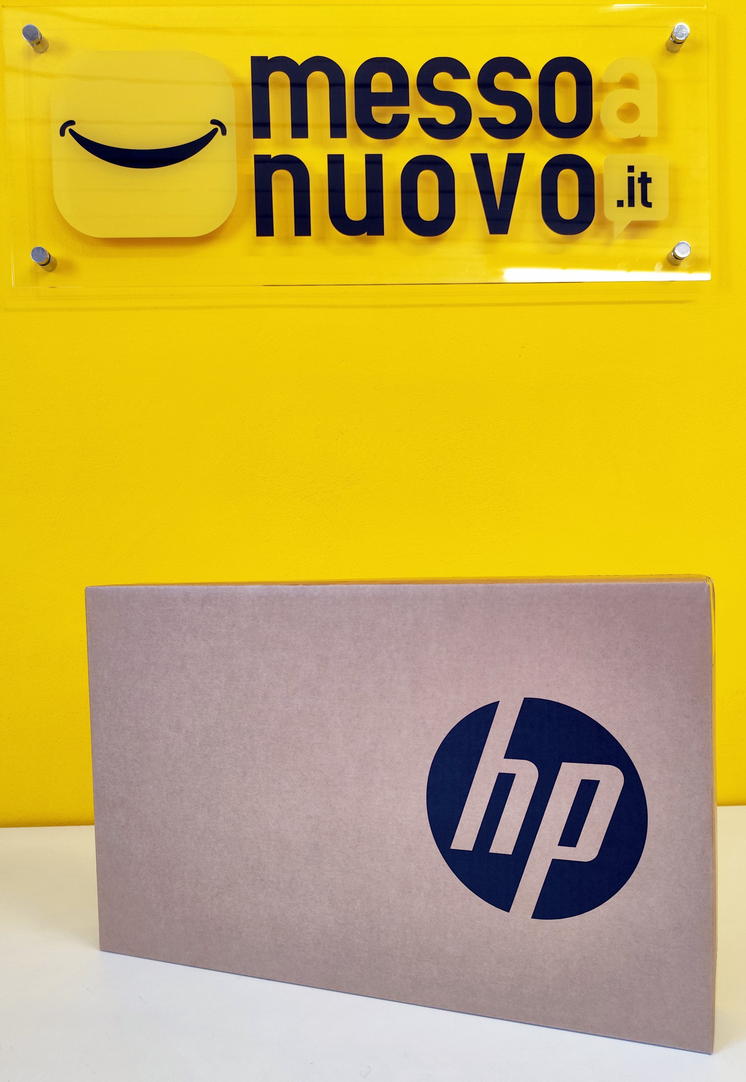 Confezione originale HP del notebook 250 G10 davanti al logo Messoanuovo.it, prodotto nuovo pronto all’uso. Confezione originale HP del notebook 250 G10 davanti al logo Messoanuovo.it, prodotto nuovo pronto all’uso.